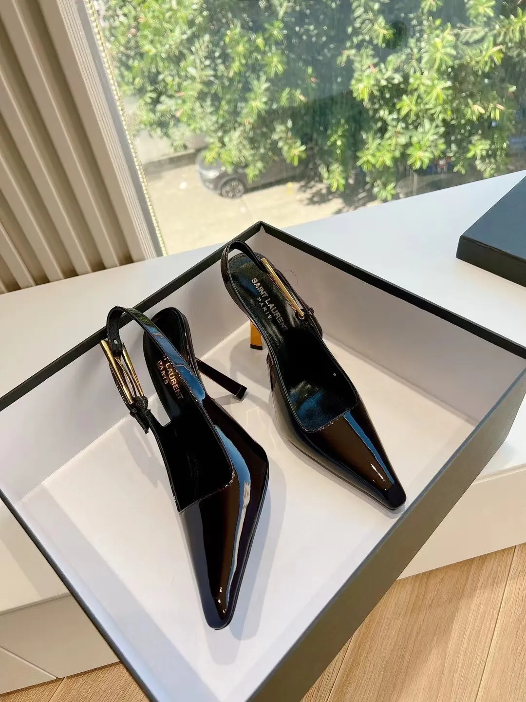 👟👟Ex-factory price 520💯💯Saint Laurent / Saint Laurent Lee metal steel heels. Original open-lasted custom-made 👠 YSL sister’s beautiful high-heeled shoes. They are also the small square toes of the same style as Saint Laurent Rose. The high-heeled shoes are very good at modifying the shape of the feet. The luxurious metal heels. In recent years, SL👟👟factory price has become more and more understanding of women in high-heeled shoes. Yang Shulin’s design impression YSL beautiful high-heeled shoes. Upper: top open edge beads//cow patent leather, sole: genuine leather outsole, heel height: 10cm, size: 35-40 (40) 41 custom code)